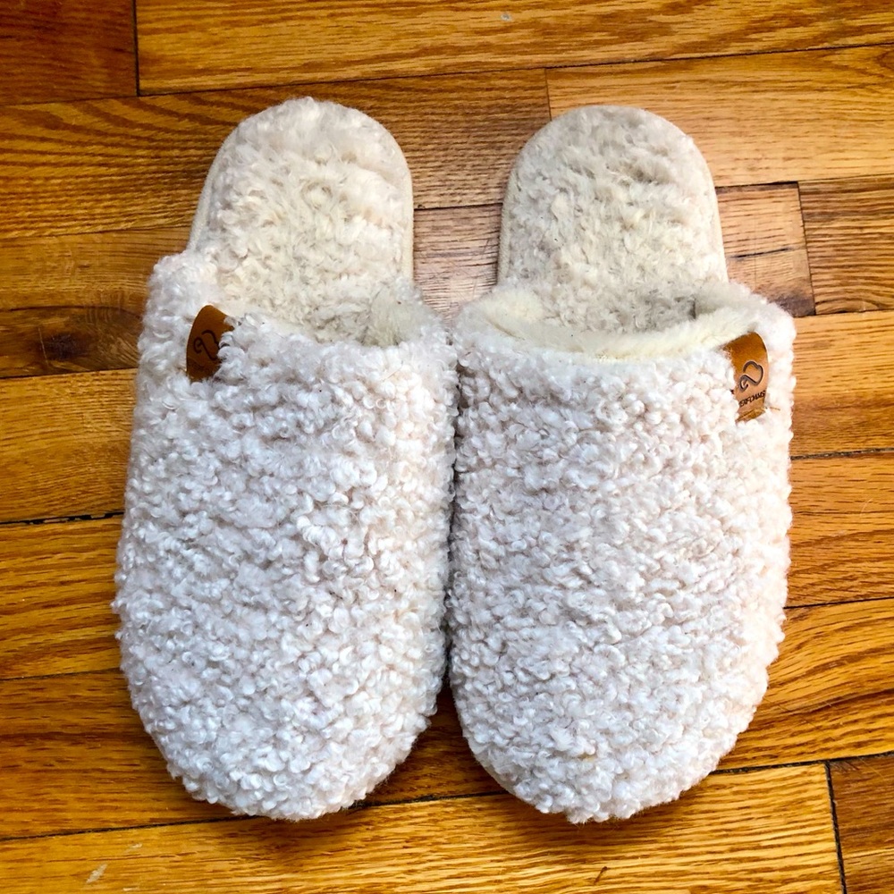 **LIKE NEW** White EverFoams Women’s Slippers